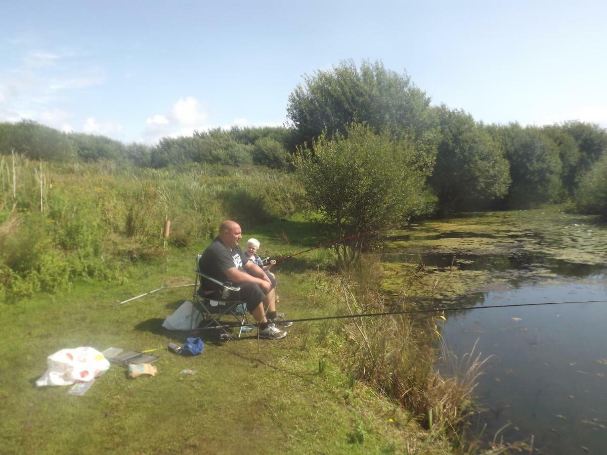 Villa Marsh Water Ponds Fishery Kidwelly Exterior foto
