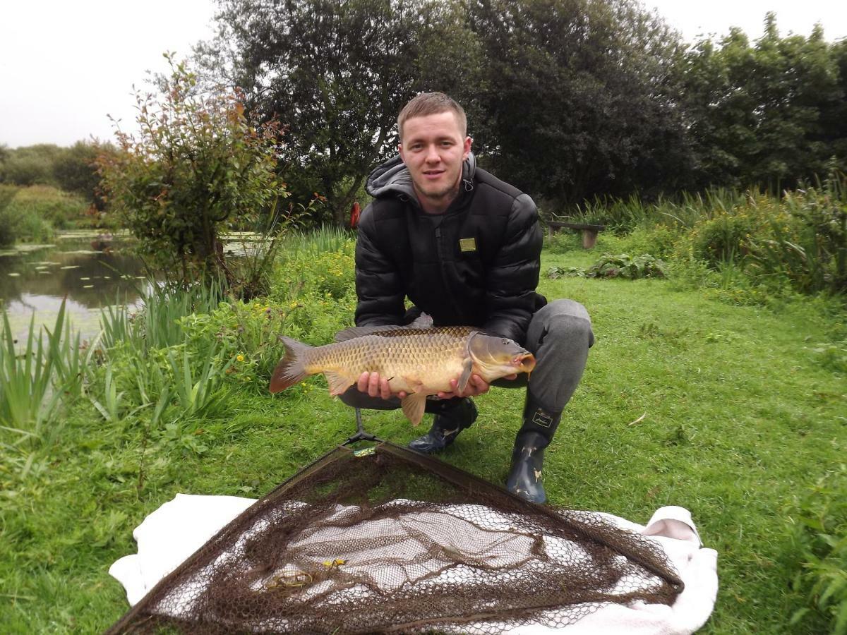 Villa Marsh Water Ponds Fishery Kidwelly Exterior foto